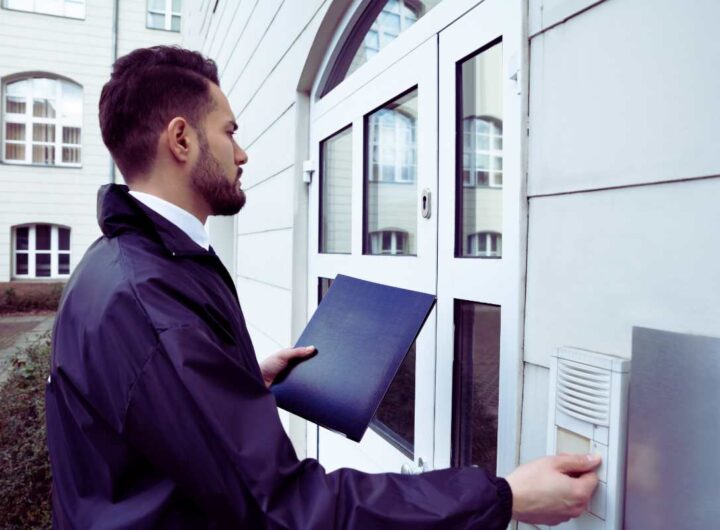Suonano campanello, piede nella porta: come difendersi da questa tecnica di marketing
