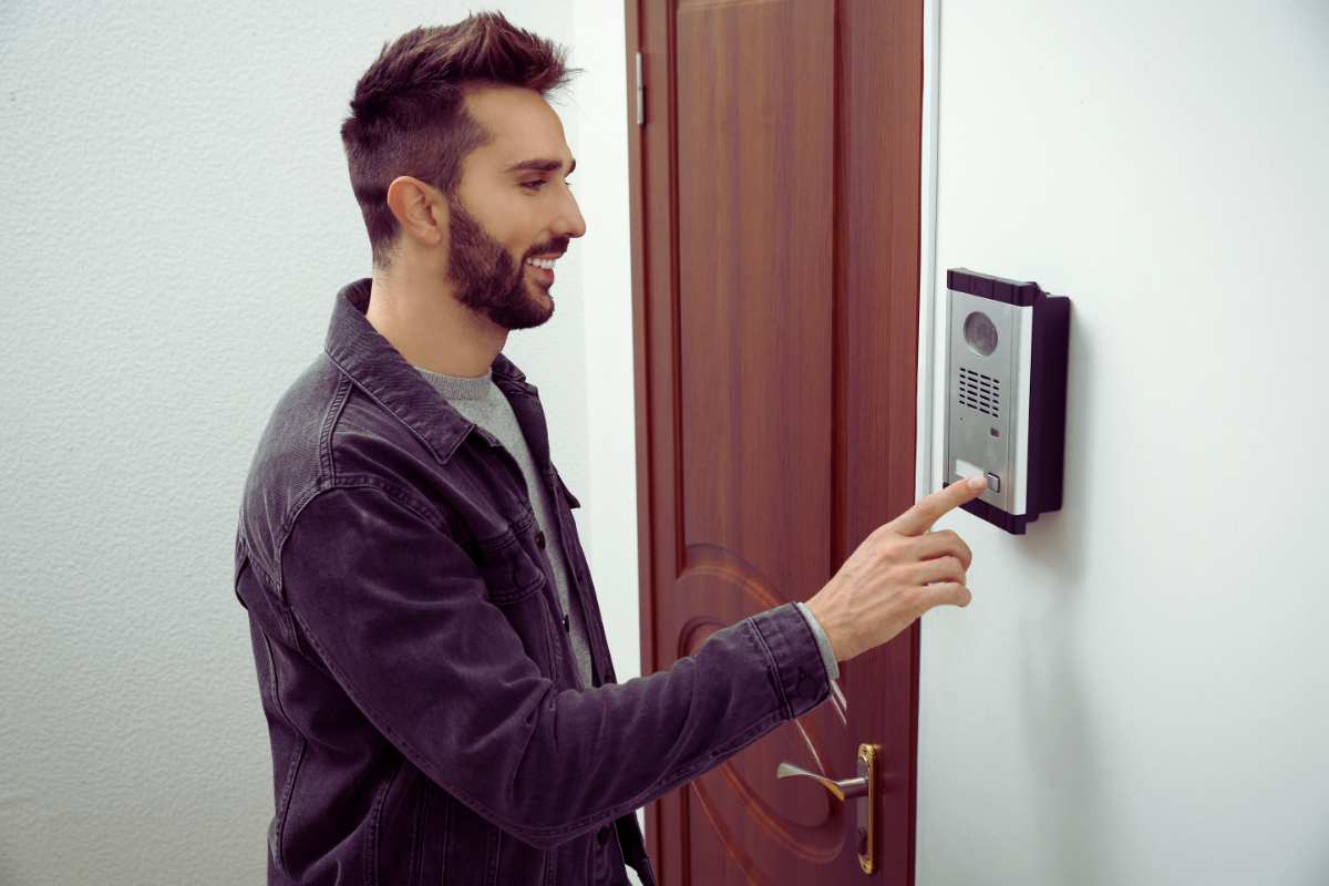 Suonano campanello, piede nella porta: come difendersi da questa tecnica di marketing