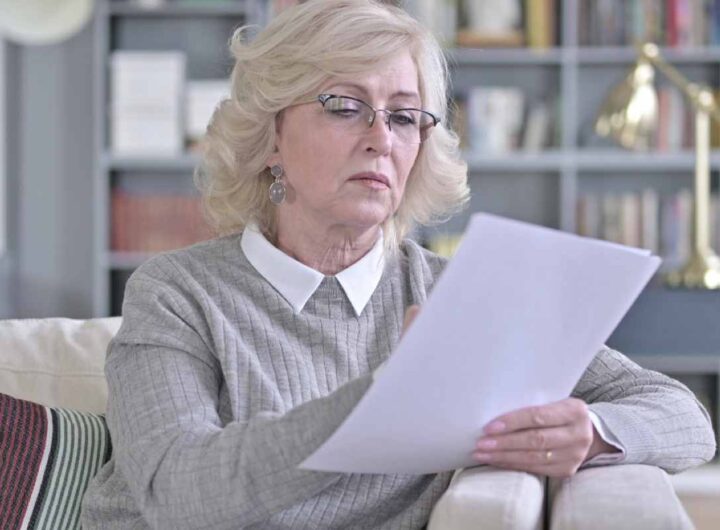 Anziana legge documento
