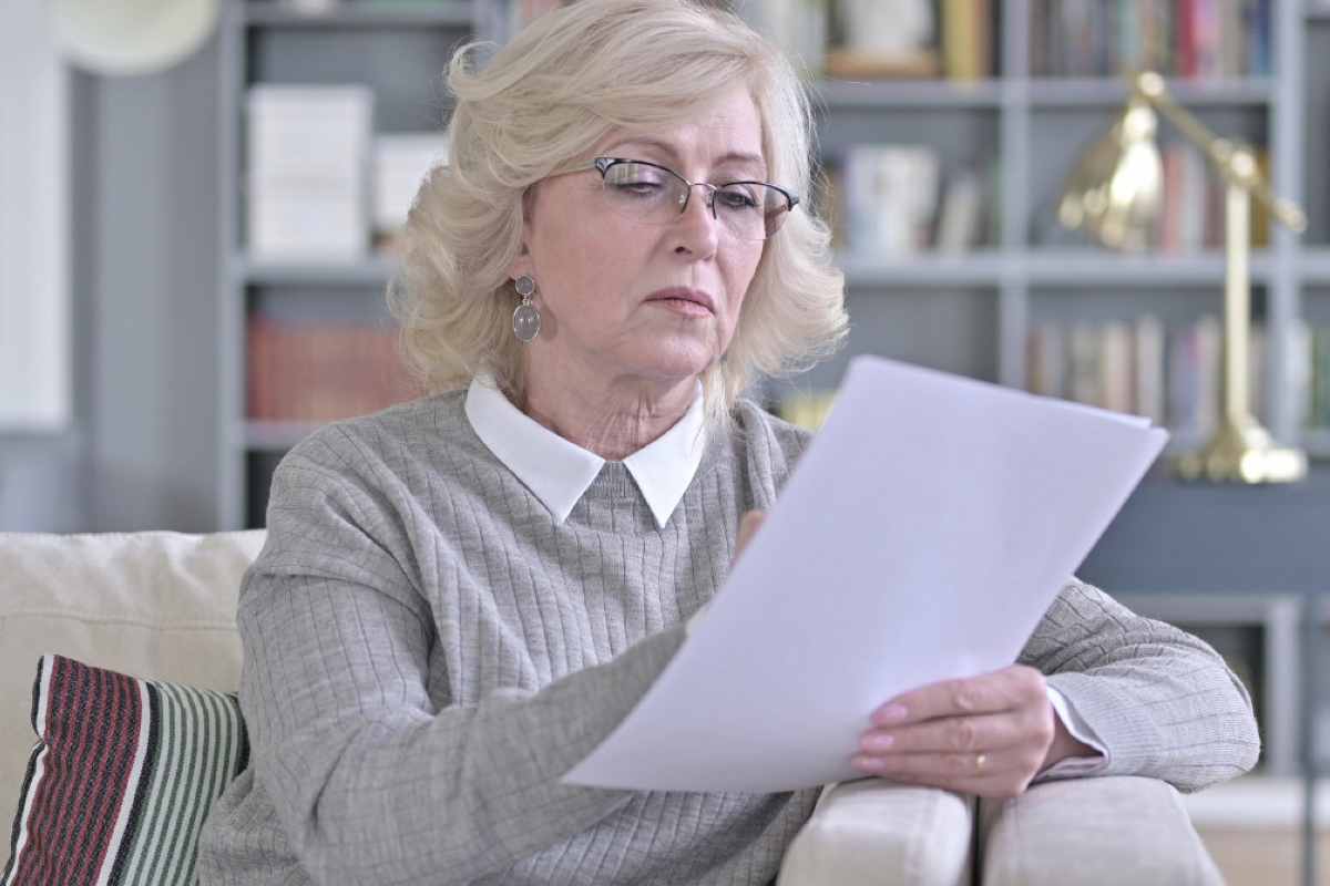 Anziana legge documento