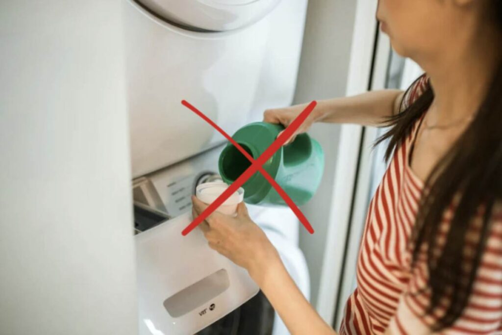 Oltre ad essere un classico ingrediente in cucina, l’alloro si sta rivelando un alleato prezioso per il bucato, grazie alle sue proprietà naturali