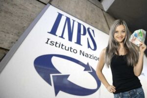 È stato recentemente annunciato che i possessori di patente di guida di categoria B possono ricevere un contributo mensile fino a 845 euro