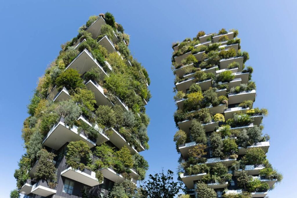 Bosco Verticale. Vista mozzafiato sul moderno e sostenibile grattacielo con alberi su ogni balcone.