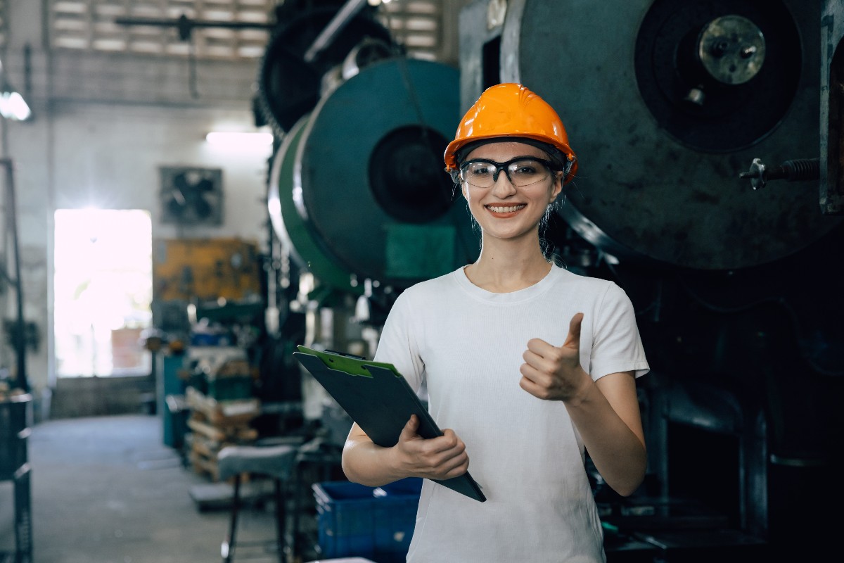 Donna al lavoro in ambiente industriale