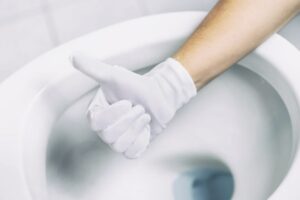 Adottare questo trucco casalingo permette di ridurre la spesa destinata all’acquisto di detergenti specifici per il bagno