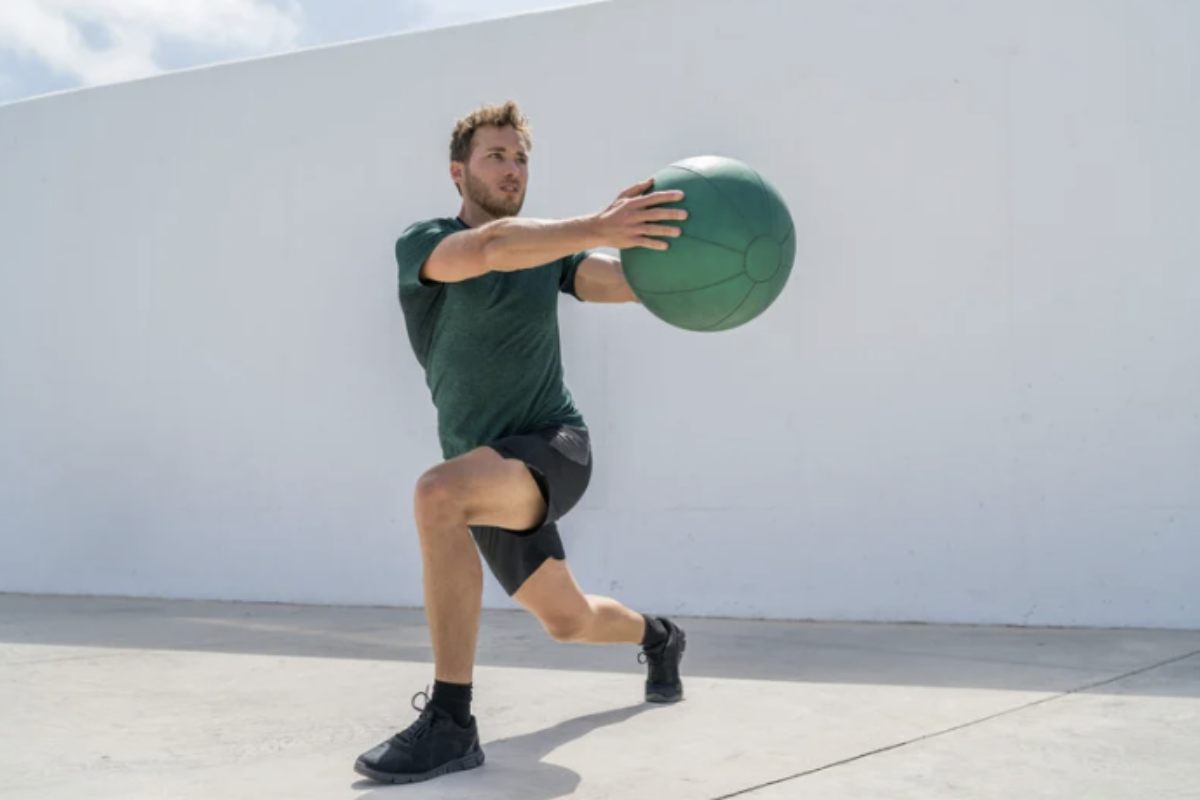 Tra i diversi esercizi proposti, il plank rappresenta la scelta ideale per un allenamento completo del core. Questo esercizio isometrico coinvolge