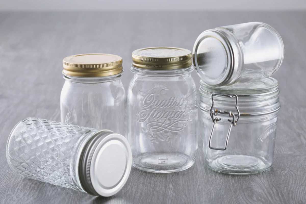 Nella cucina, i barattoli di vetro si prestano perfettamente a diventare contenitori funzionali e di stile per spezie, cereali,