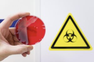 A lanciare l’allarme è stato l’infettivologo Matteo Bassetti, primario del Policlinico San Martino di Genova, che ha evidenziato il ruolo