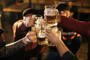 Questa scoperta, supportata da ricerche scientifiche attuali, apre nuove prospettive sul ruolo della birra nella dieta e nella promozione della salute intestinale,