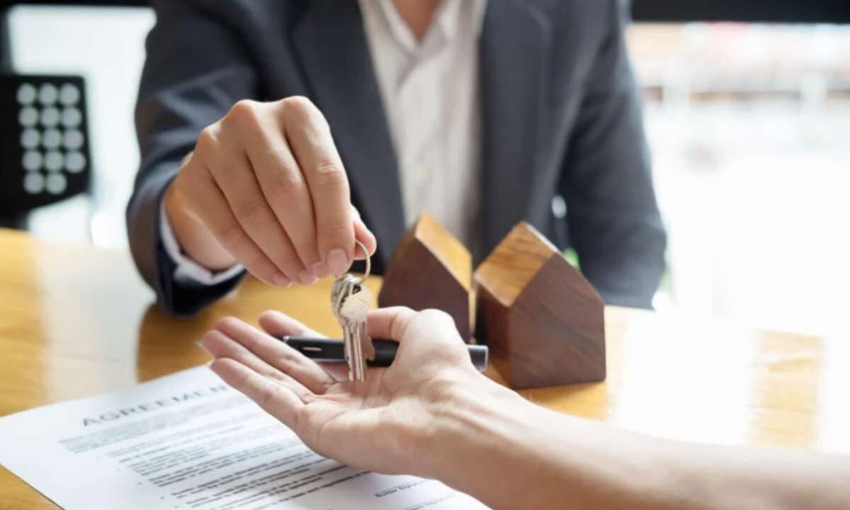 L’agente immobiliare è un mediatore che opera per favorire l’incontro tra acquirente e venditore, svolgendo un’attività regolamentata