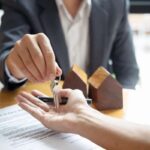 L’agente immobiliare è un mediatore che opera per favorire l’incontro tra acquirente e venditore, svolgendo un’attività regolamentata