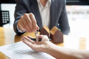L’agente immobiliare è un mediatore che opera per favorire l’incontro tra acquirente e venditore, svolgendo un’attività regolamentata