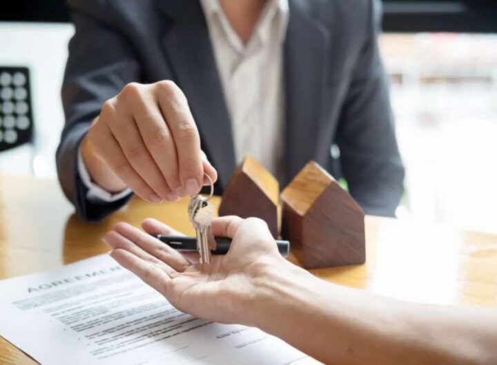L’agente immobiliare è un mediatore che opera per favorire l’incontro tra acquirente e venditore, svolgendo un’attività regolamentata