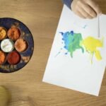 Dipingere con le spezie si conferma come un’attività creativa originale e sostenibile, ideale tanto per i bambini quanto per gli adulti.