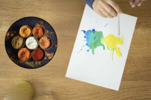 Dipingere con le spezie si conferma come un’attività creativa originale e sostenibile, ideale tanto per i bambini quanto per gli adulti.