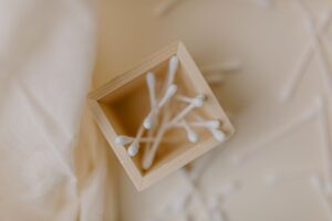 Riciclo creativo; come riutilizzare le bottiglie con un cotton fiocc