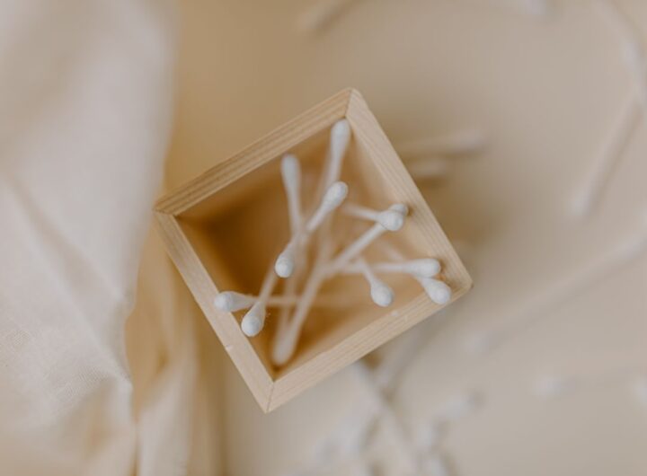 Riciclo creativo; come riutilizzare le bottiglie con un cotton fiocc