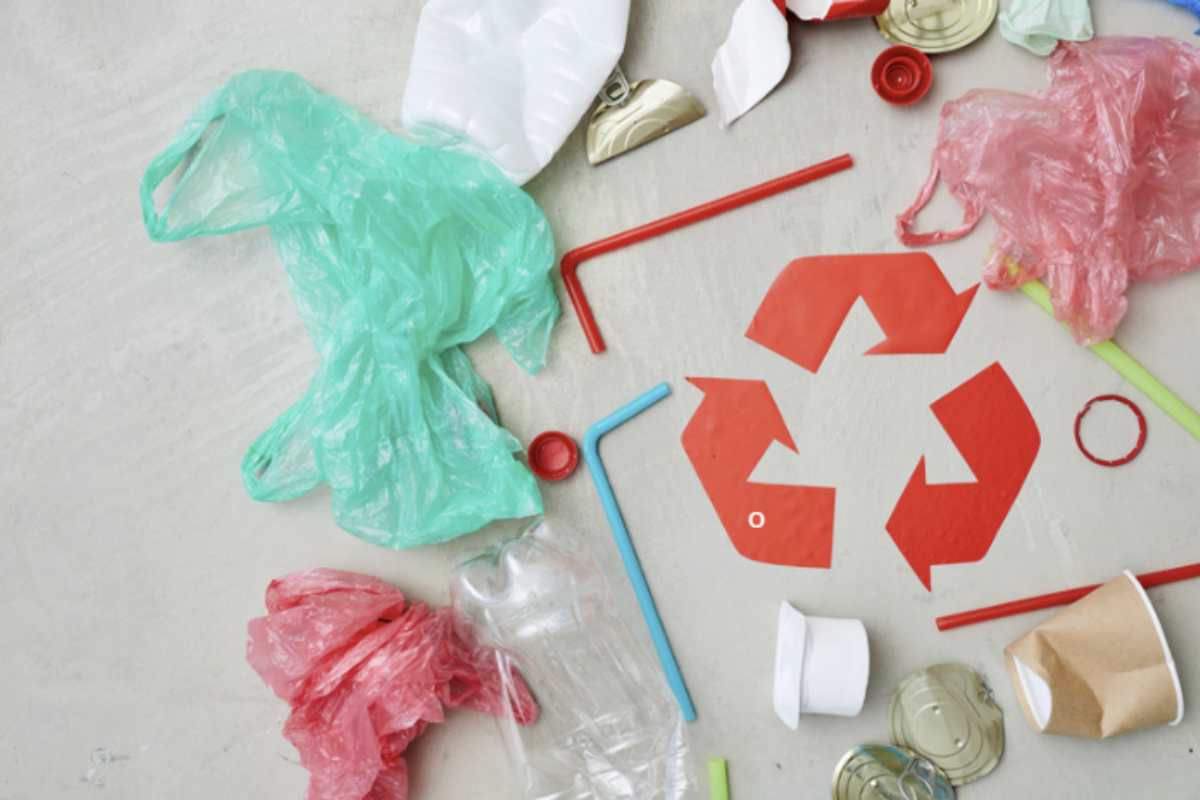 Per orientarsi nel complesso sistema di smaltimento, occorre conoscere le corrette pratiche e le normative che variano anche da comune a comune.