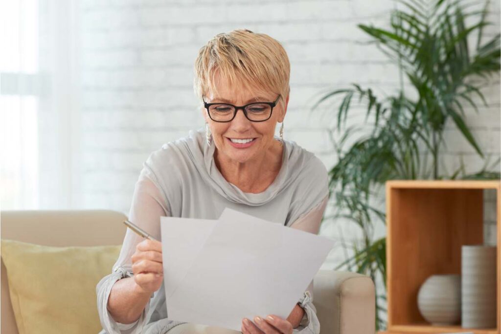 Donna legge documento