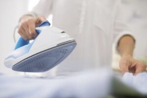 Questo accumulo non solo compromette le prestazioni dell’elettrodomestico, ma rischia anche di rovinare i tessuti dei capi stirati.