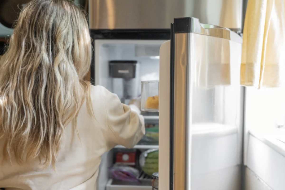 Il frigorifero, considerato il baluardo della conservazione alimentare, nasconde insidie poco note. Anche se la temperatura riduce la proliferazione batterica,