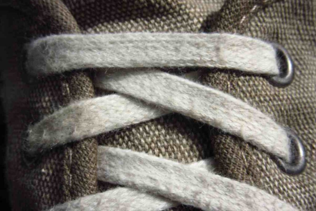 Tra questi, un elemento spesso sottovalutato sono i lacci delle scarpe, che possono trasformarsi in materiali versatili per molteplici impieghi