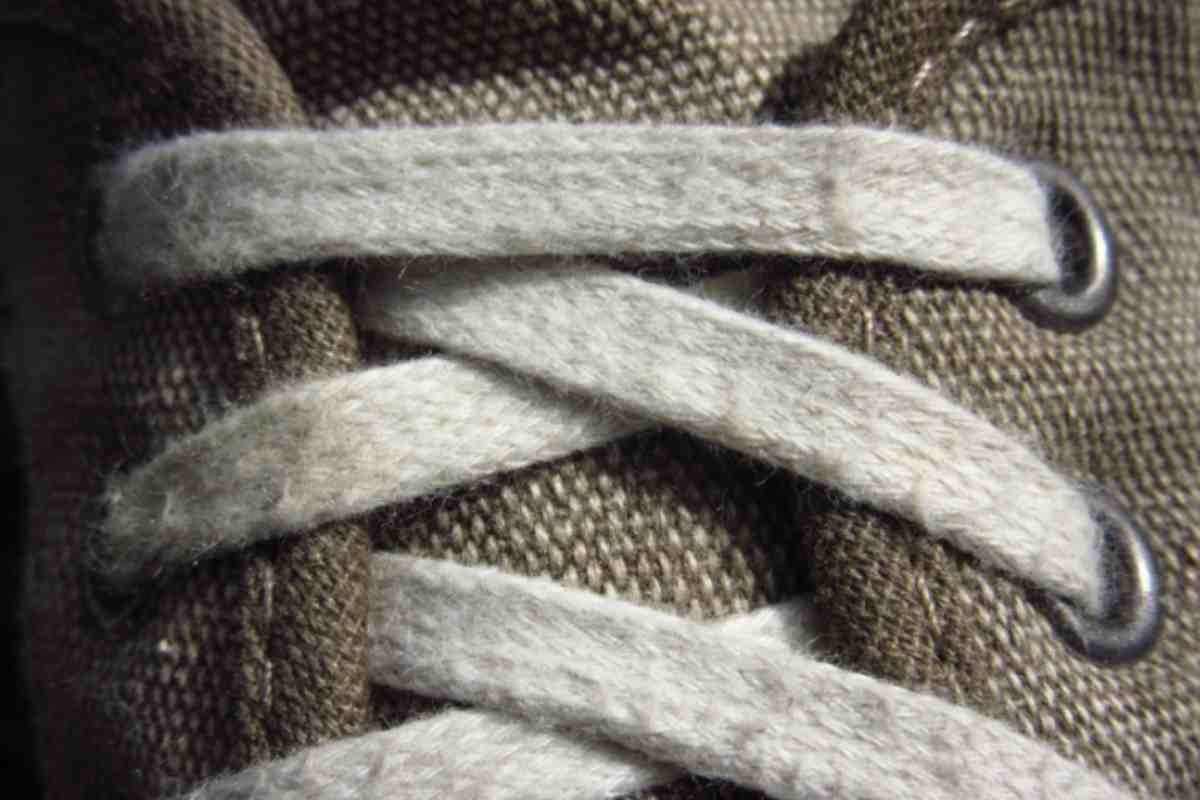 Tra questi, un elemento spesso sottovalutato sono i lacci delle scarpe, che possono trasformarsi in materiali versatili per molteplici impieghi