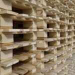 L’uso dei pallet come base per una testiera imbottita è un’idea brillante che sta conquistando sempre più appassionati di fai da te e interior design.