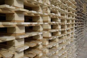 L’uso dei pallet come base per una testiera imbottita è un’idea brillante che sta conquistando sempre più appassionati di fai da te e interior design.