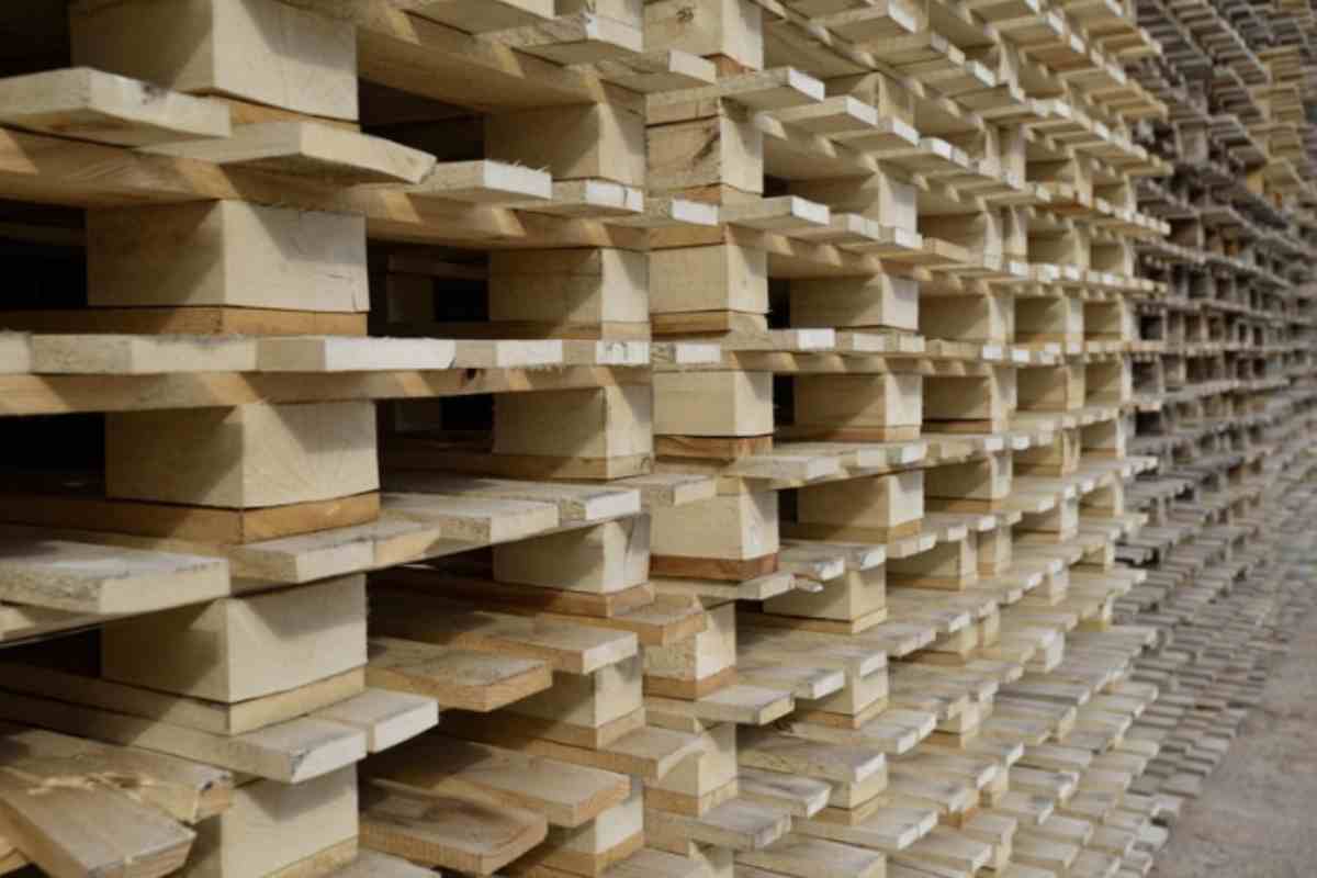 L’uso dei pallet come base per una testiera imbottita è un’idea brillante che sta conquistando sempre più appassionati di fai da te e interior design.