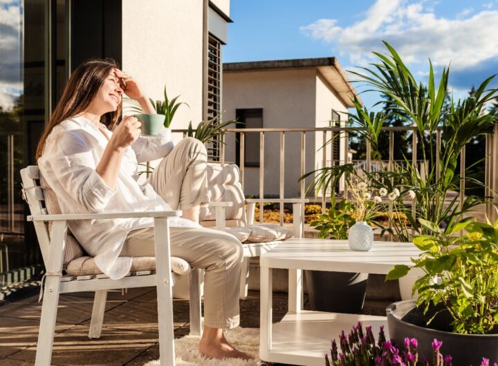 Ragazza si rilassa sul balcone arredato, in una calda giornata estiva