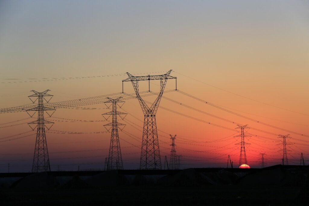 Tralicci dell’alta tensione al tramonto