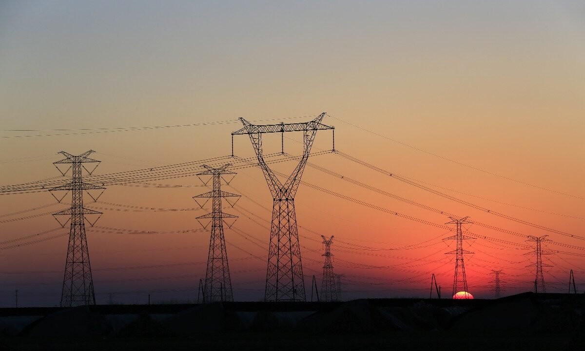 Tralicci dell’alta tensione al tramonto