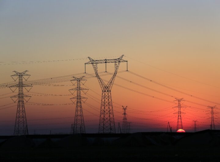 Tralicci dell’alta tensione al tramonto