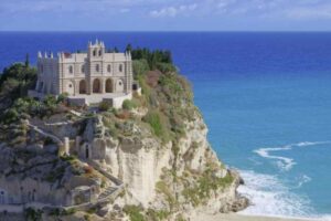 Questo affascinante borgo marinaro, che si erge su una rupe a picco sul mare, è una meta imperdibile per chi desidera immergersi nelle bellezze naturali