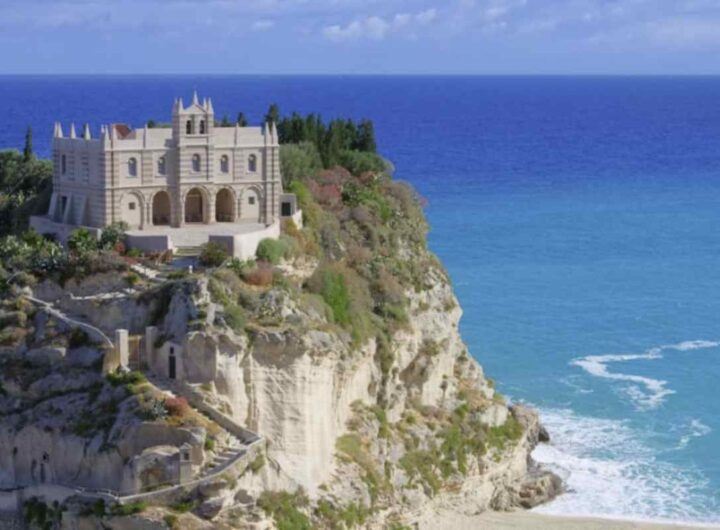 Questo affascinante borgo marinaro, che si erge su una rupe a picco sul mare, è una meta imperdibile per chi desidera immergersi nelle bellezze naturali