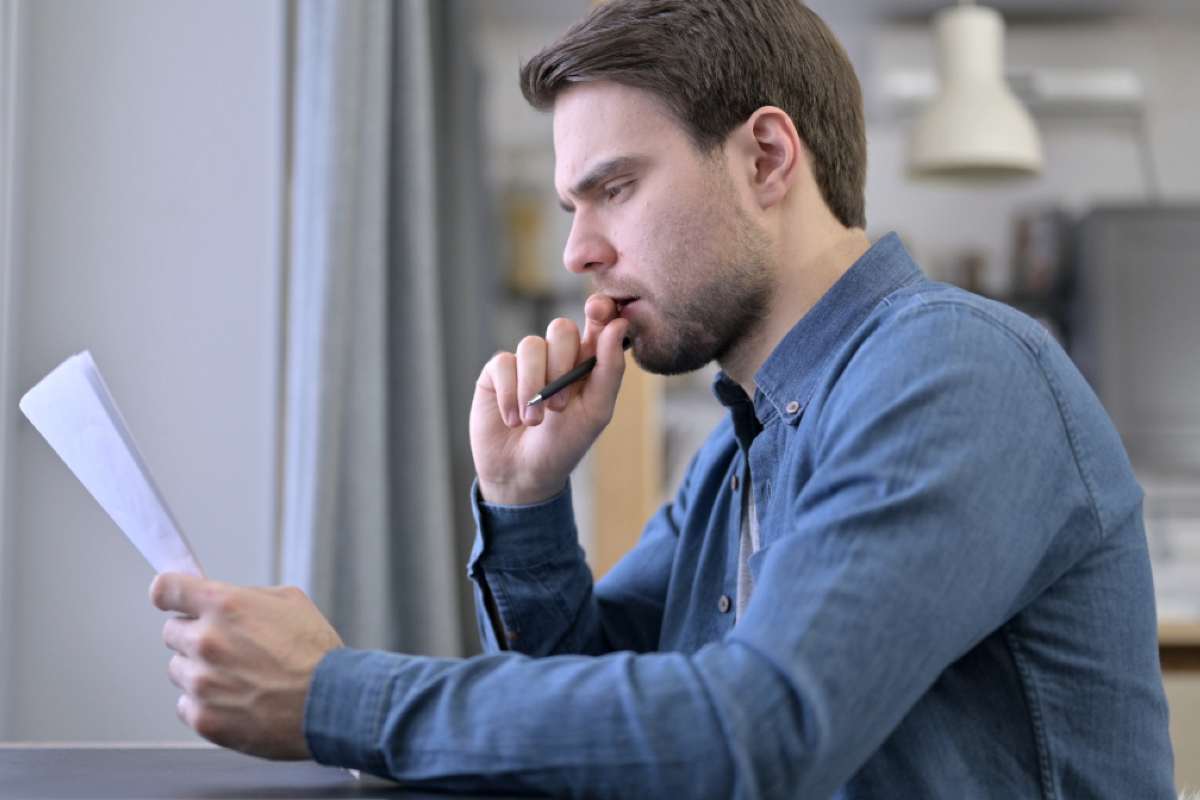 Uomo legge documento