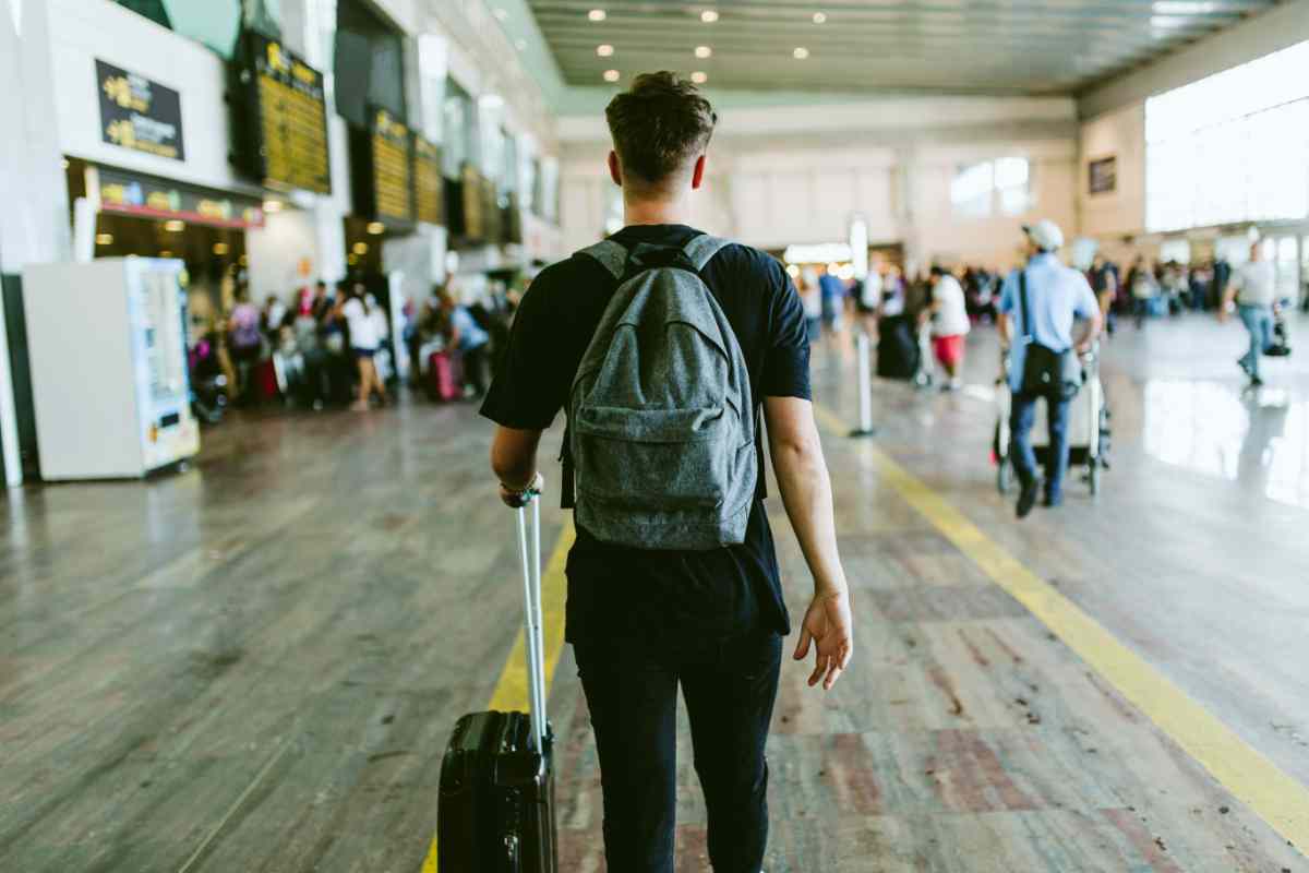 Viaggiatore aeroporto