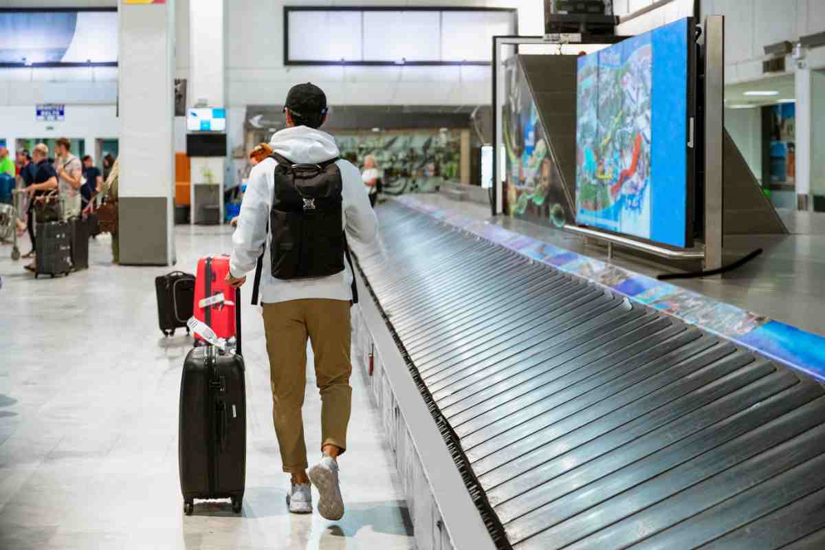 Viaggiatore aeroporto