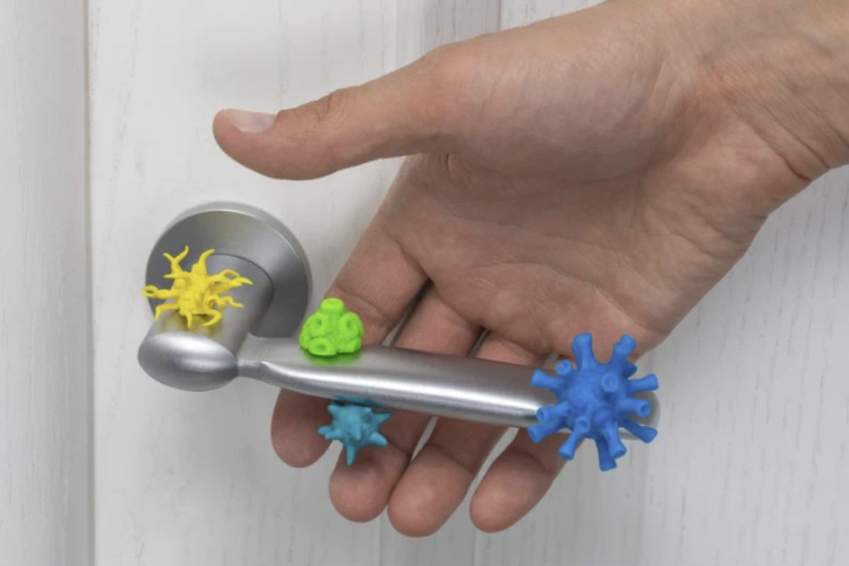 Il primo presidio contro la diffusione virale in casa è l’igiene personale, con particolare attenzione alle mani, che rappresentano il principale