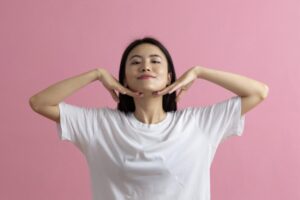 La disciplina, sempre più diffusa anche in Italia, si basa su esercizi mirati a stimolare i muscoli del viso, che spesso rimangono inattivi o poco allenati nel corso della giornata.