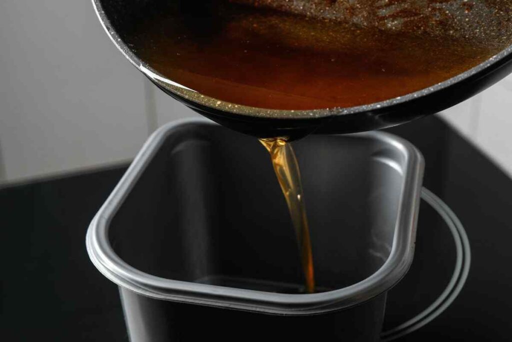 olio usato, stai sbagliando tutto: ecco come smaltirlo nel modo giustp