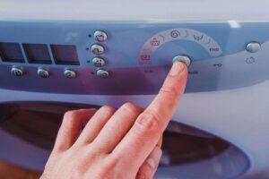 il pulsante della lavatrice che fa risparmiare