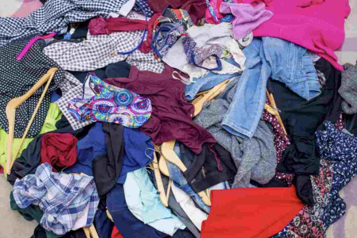 I tessuti, tra i materiali più versatili per il riciclo creativo, si prestano a una molteplicità di trasformazioni.