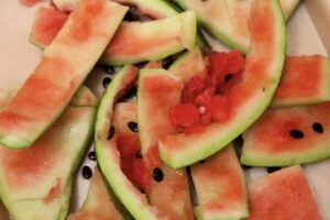 Tra questi, la scorza dell’anguria si distingue per le sue proprietà benefiche, soprattutto se impiegata nella cosmesi naturale per il viso.