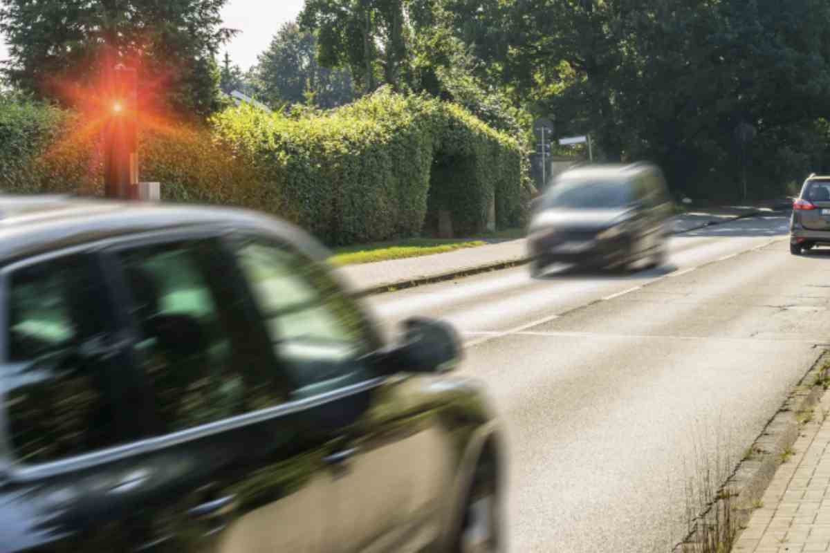 Il sorpassometro non solo rileva l’infrazione senza la necessità della presenza fisica delle forze dell’ordine