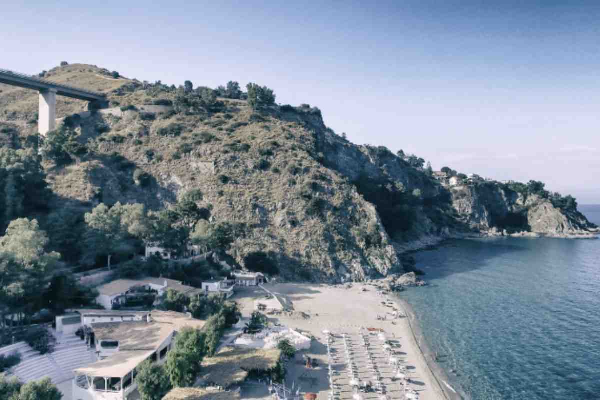 L’incantevole spiaggia di Caminia, in Calabria, offre un perfetto connubio tra bellezza paesaggistica e relax.