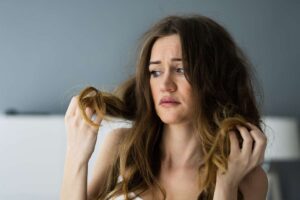 Donna capelli rovinati