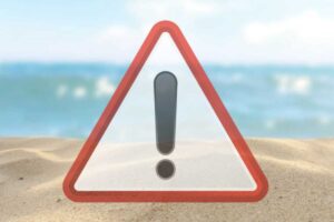 Negli ultimi anni, numerosi studi scientifici hanno evidenziato la pericolosità dei teli da mare sintetici