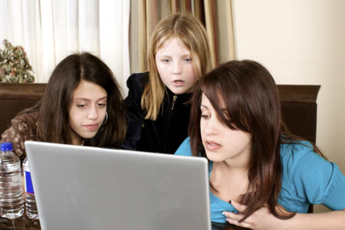 In un contesto in cui la condivisione di contenuti digitali è sempre più diffusa e spesso incontrollabile, la prevenzione assume un ruolo cruciale.